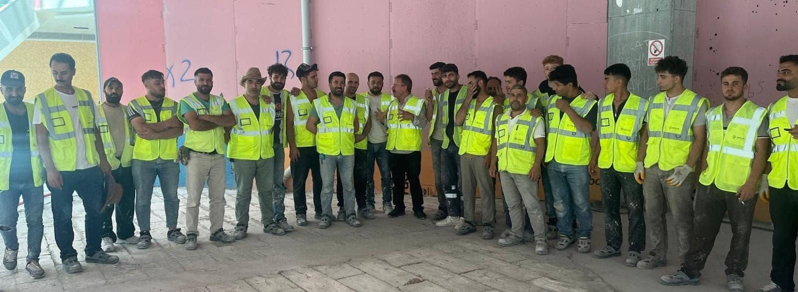 Bayhan Yapı ve Mermer saha ekibi, şantiyede